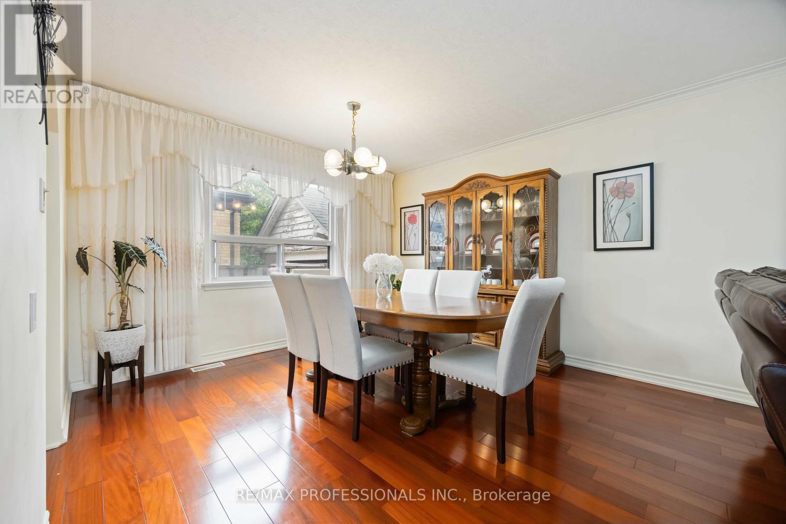 2 Coolhurst Drive, Toronto, Ontario  M9W 4A5 - Photo 4 - W12159307