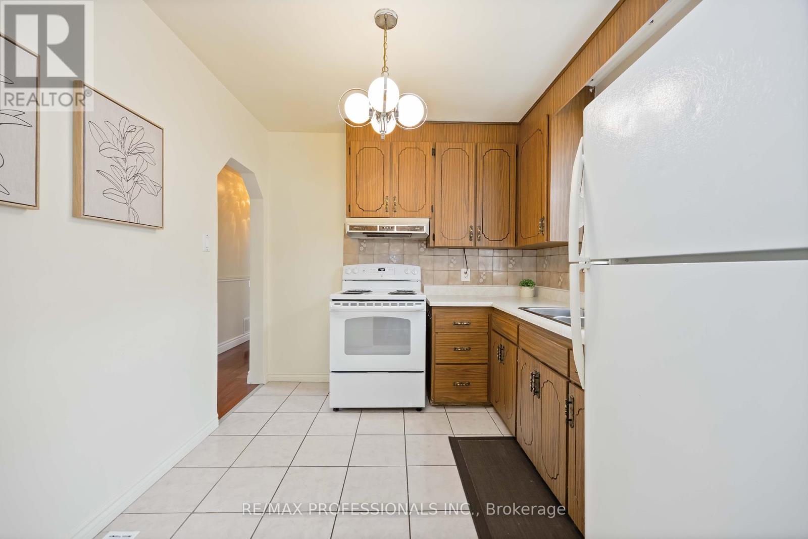 2 Coolhurst Drive, Toronto, Ontario  M9W 4A5 - Photo 5 - W12159307
