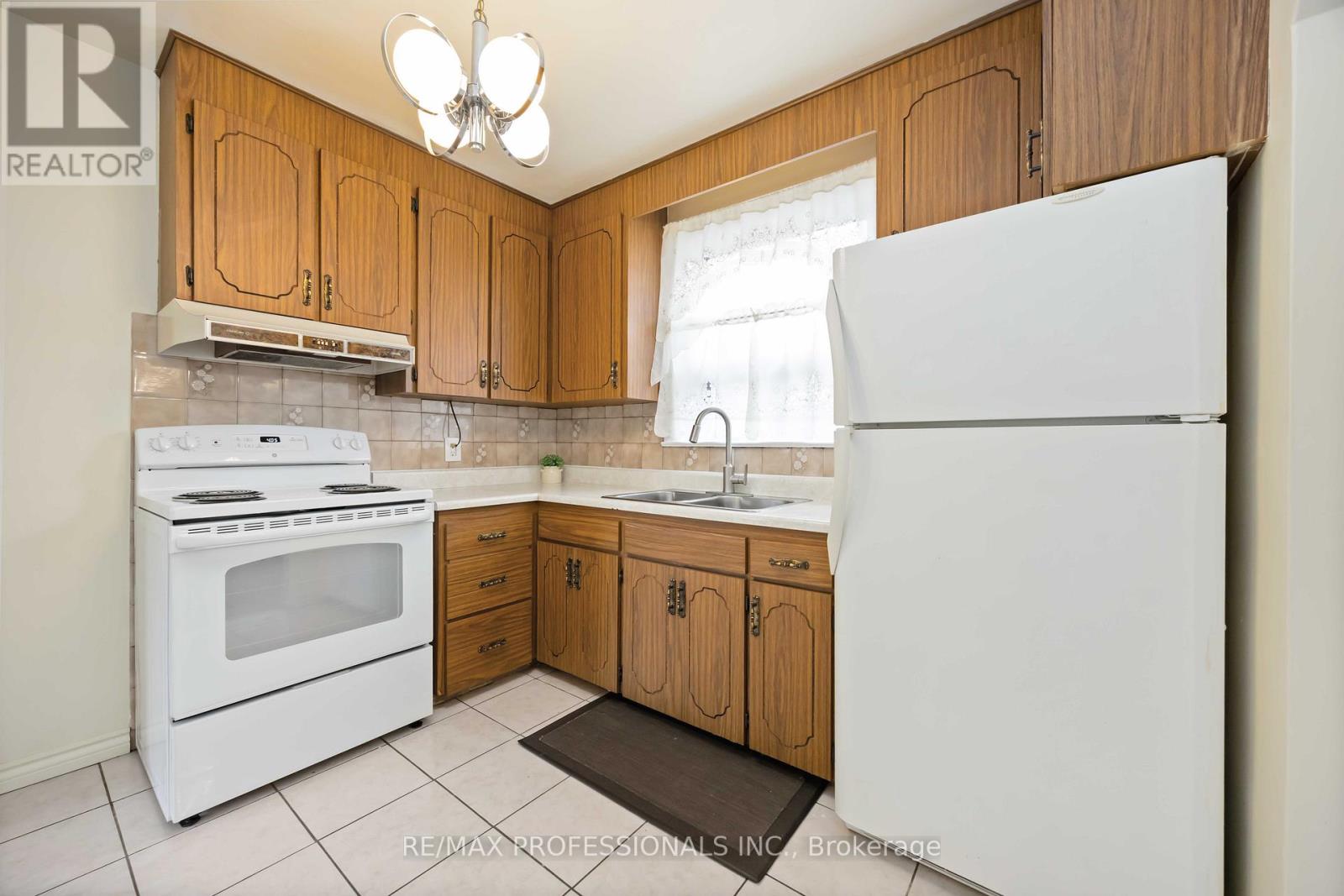 2 Coolhurst Drive, Toronto, Ontario  M9W 4A5 - Photo 6 - W12159307