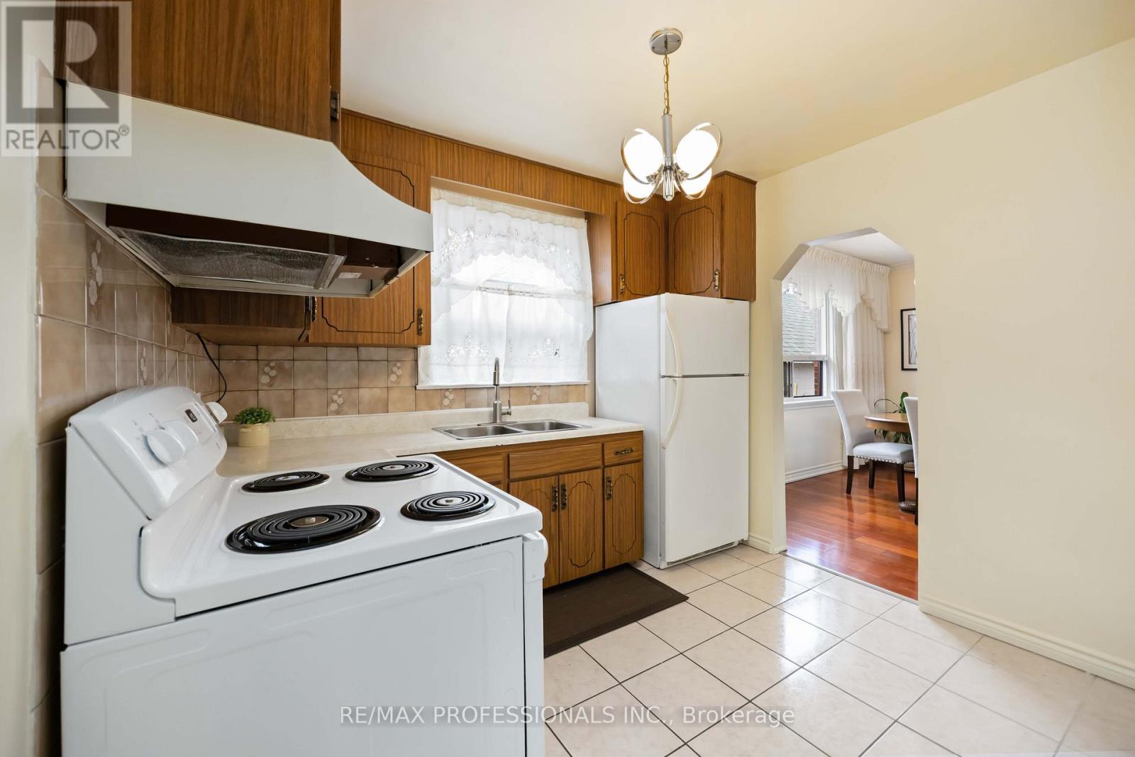 2 Coolhurst Drive, Toronto, Ontario  M9W 4A5 - Photo 7 - W12159307