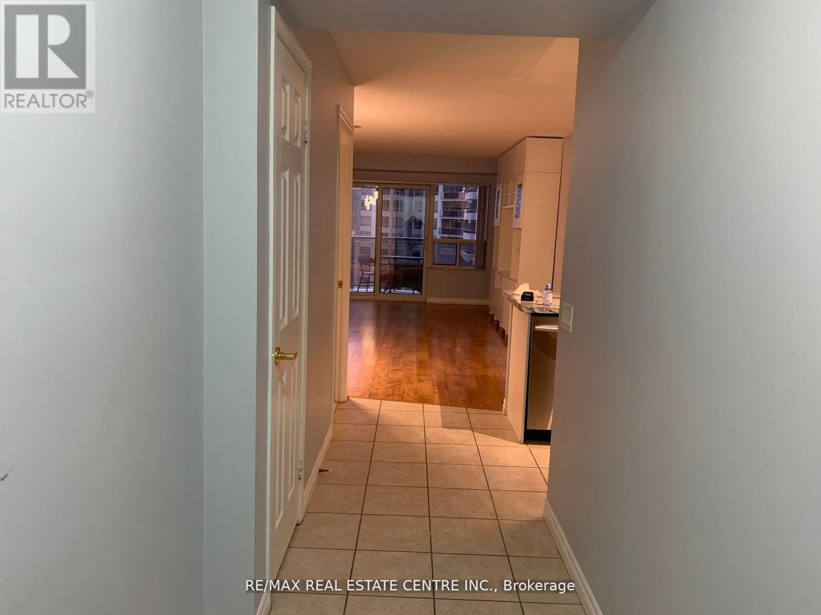 821 - 25 Kingsbridge Garden Circle, Mississauga, Ontario  L5R 4B1 - Photo 11 - W12159379