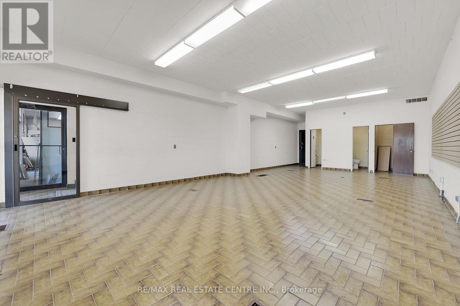8268 Highway No 20 Highway, Grimsby, Ontario  L0R 2A0 - Photo 11 - X12159342