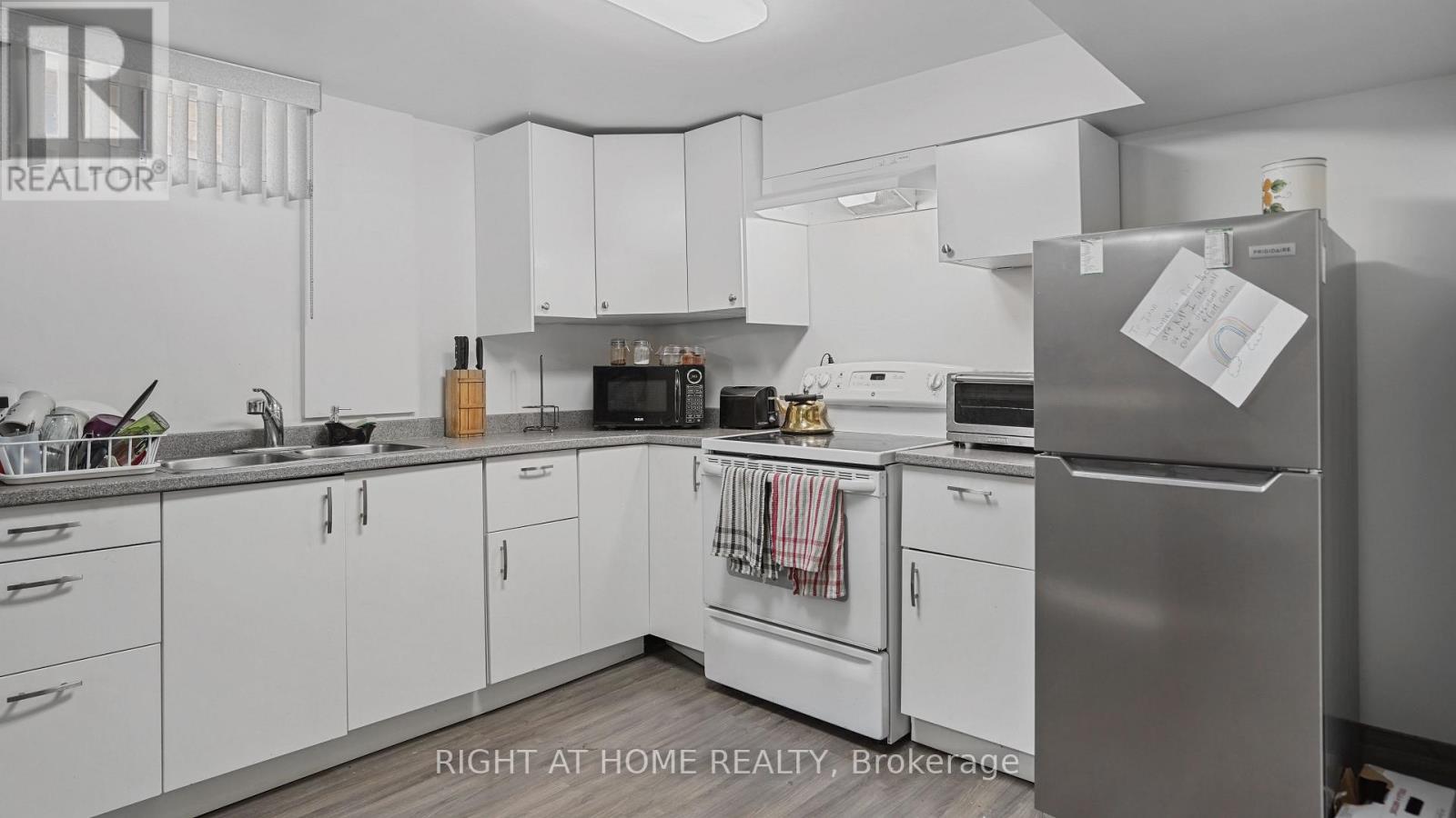 45 Bond Street, Kitchener, Ontario  N2H 4S4 - Photo 13 - X12159397