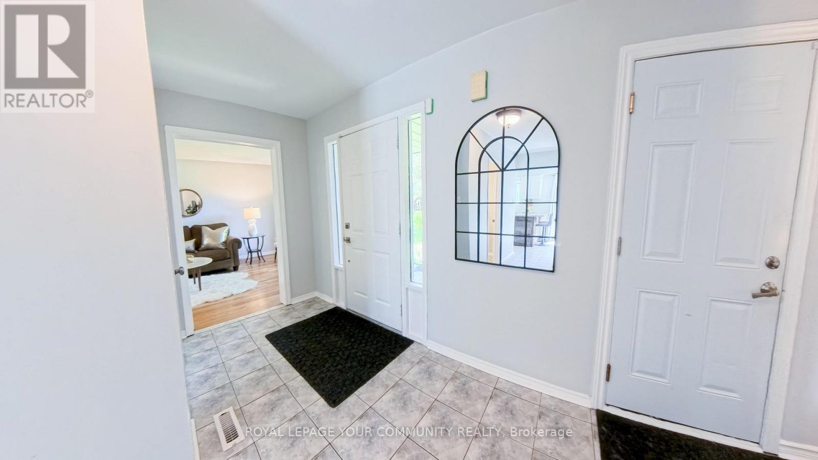 6 Oakmeadow Boulevard, Georgina (Keswick South), Ontario  L4P 3L1 - Photo 3 - N12159466