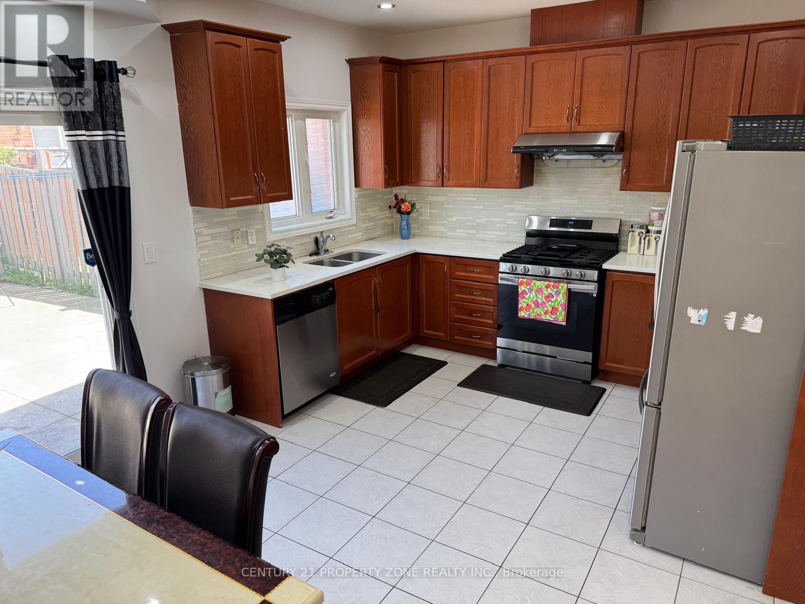 56 Attview Crescent, Brampton, Ontario  L6P 2R5 - Photo 6 - W12157086