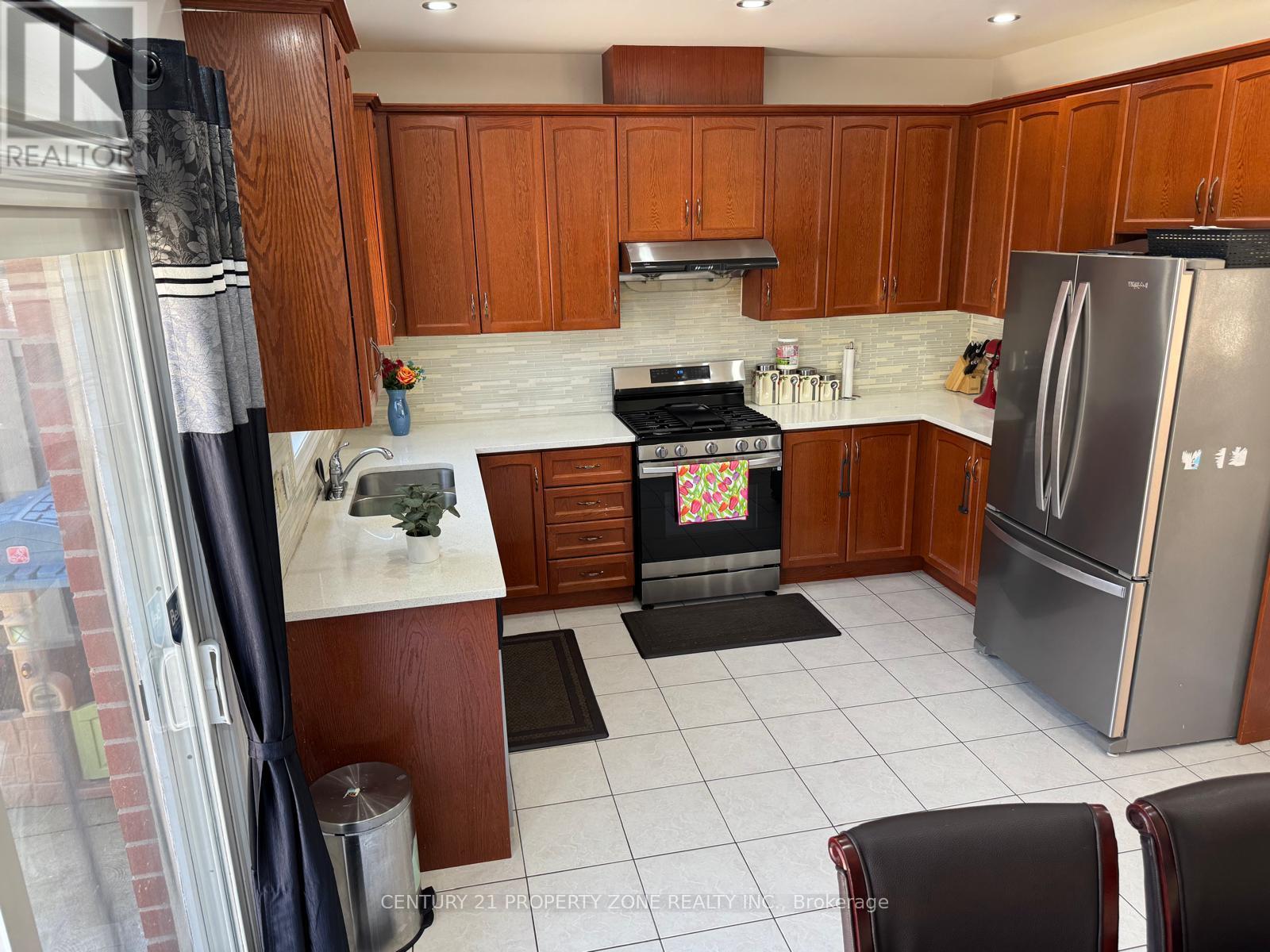 56 Attview Crescent, Brampton, Ontario  L6P 2R5 - Photo 4 - W12157086