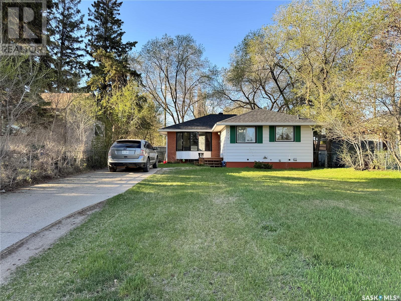 Property at 1310 33rd STREET W image 2