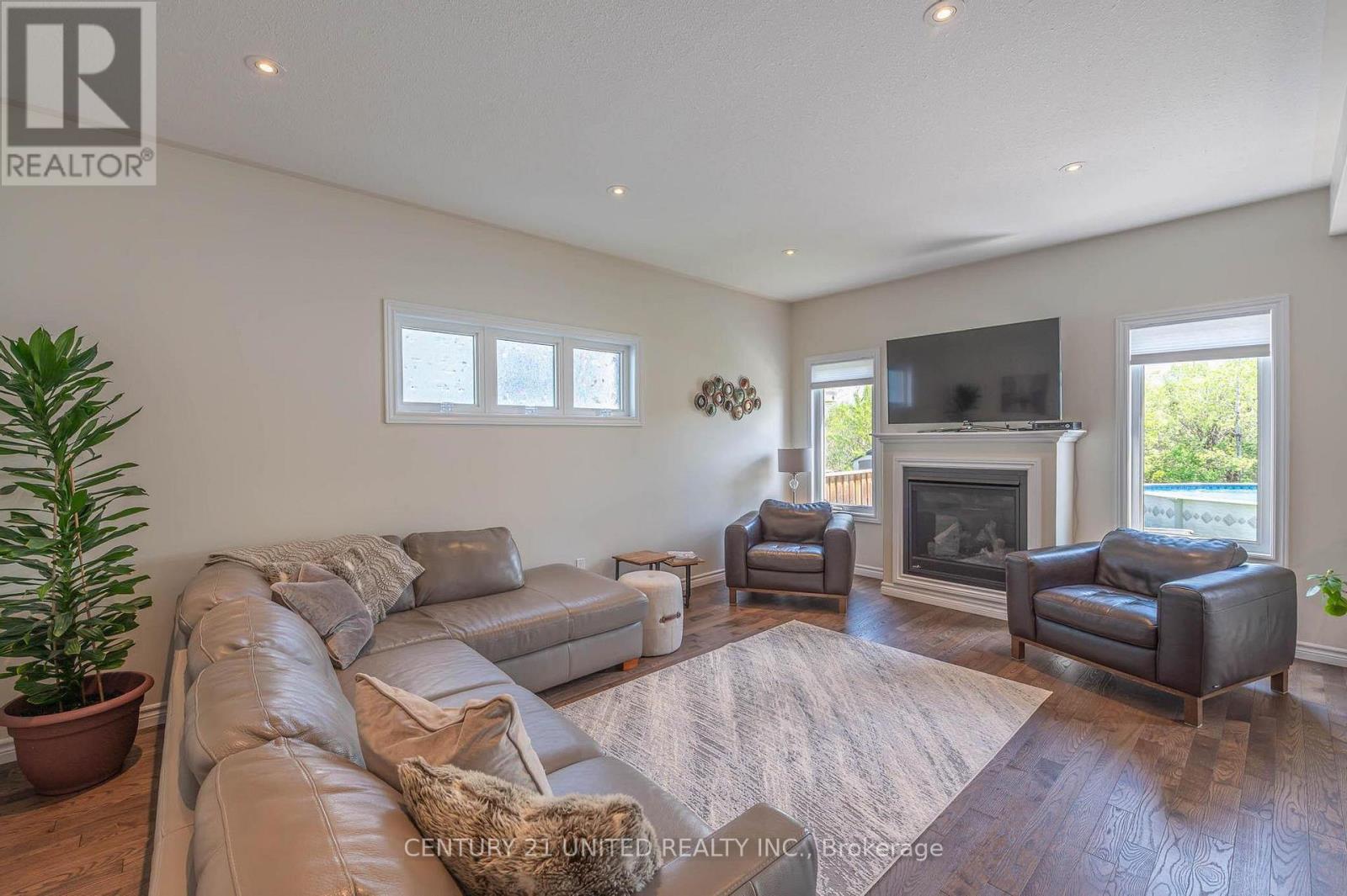 451 Raymond Street, Peterborough North, Ontario  K9H 7P3 - Photo 3 - X12159673