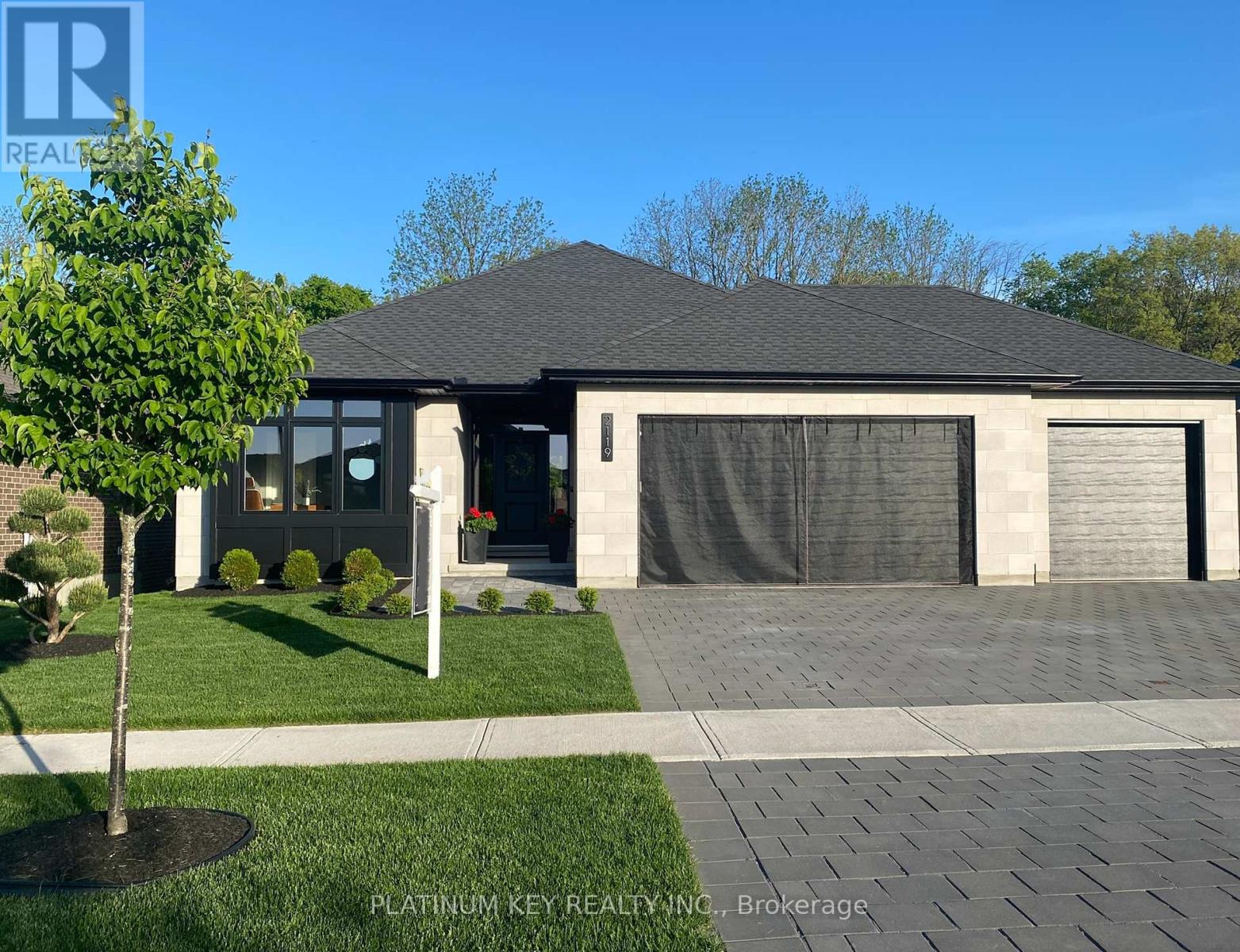 2119 Lockwood Crescent, Strathroy-Caradoc, Ontario  N0L 1W0 - Photo 1 - X12159752