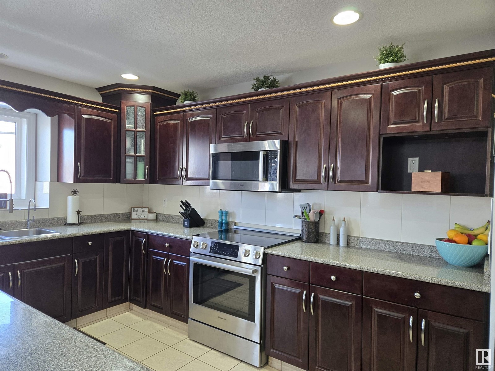 Property at 6002 55 AV image 5