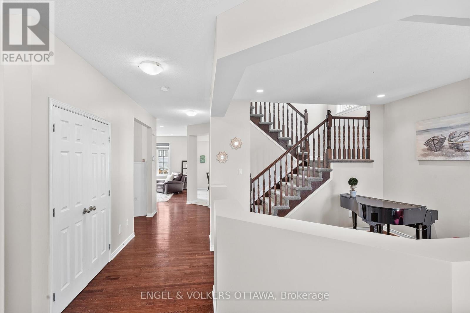 313 Lecanto Terrace, Ottawa, Ontario  K2J 0W8 - Photo 5 - X12159727