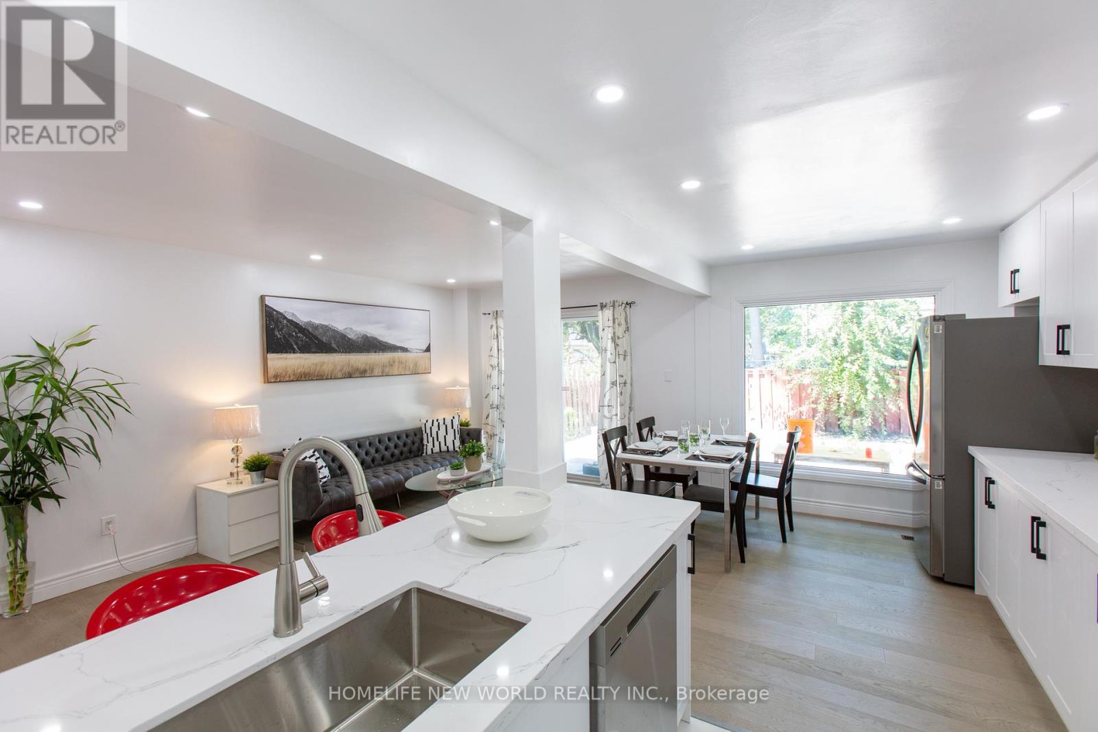 Property at 334 CHARTLAND BOULEVARD S image 2