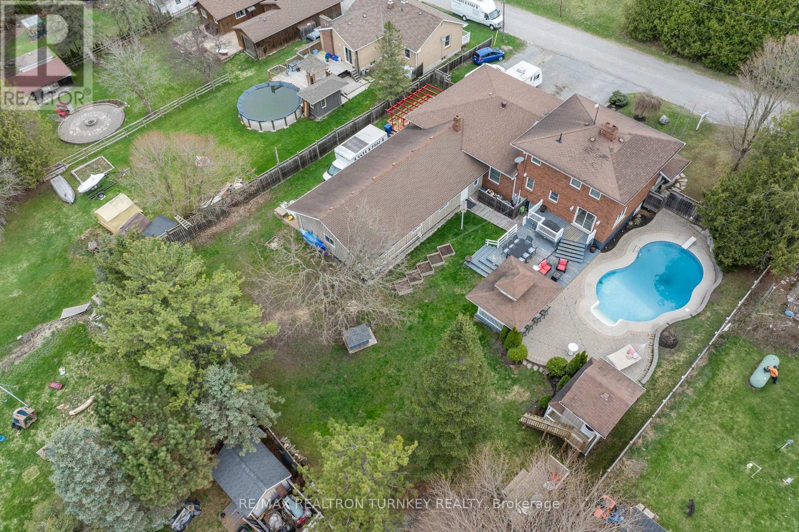 10 Dafoe Street, Uxbridge, Ontario  L0E 1T0 - Photo 2 - N12159650