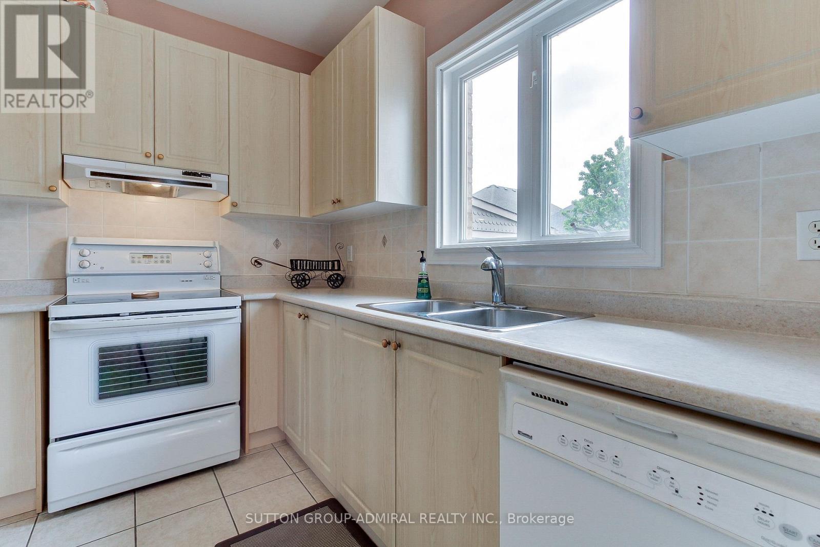 90 Guery Crescent, Vaughan, Ontario  L4L 9P5 - Photo 10 - N12159753