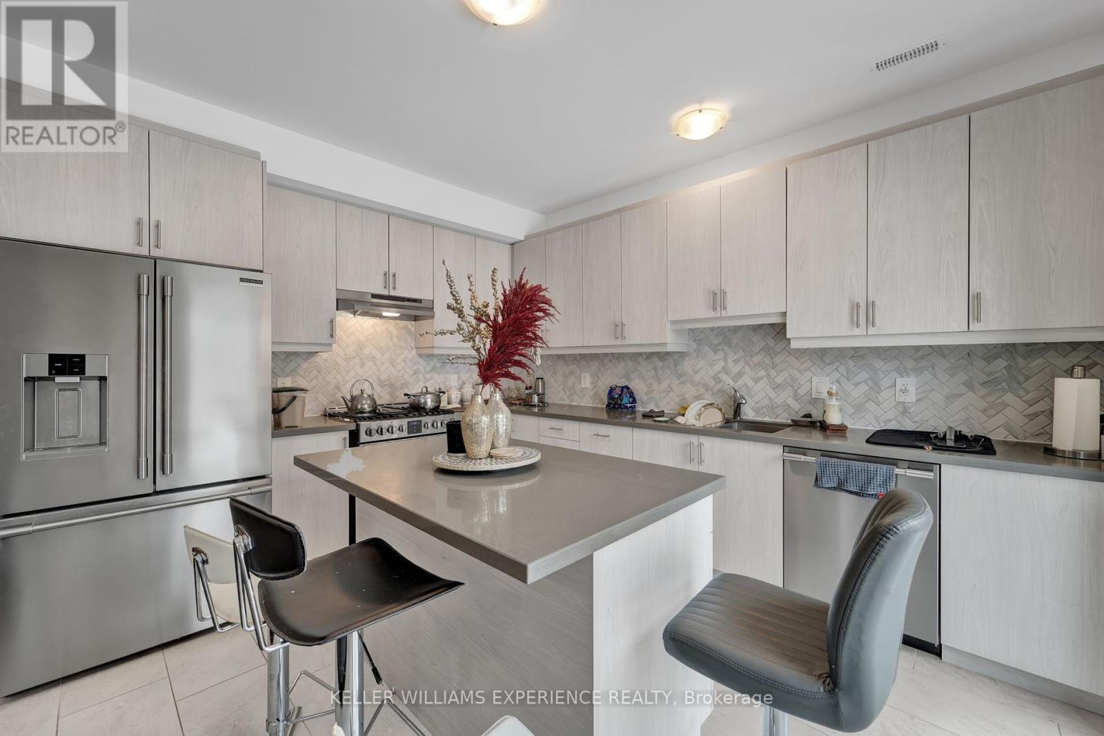 25 Paddington Grove, Barrie, Ontario  L9J 0J3 - Photo 9 - S12159561
