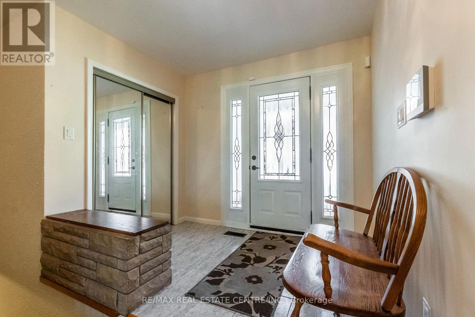 450 Townsend Avenue, Burlington, Ontario  L7T 2A8 - Photo 4 - W12159488