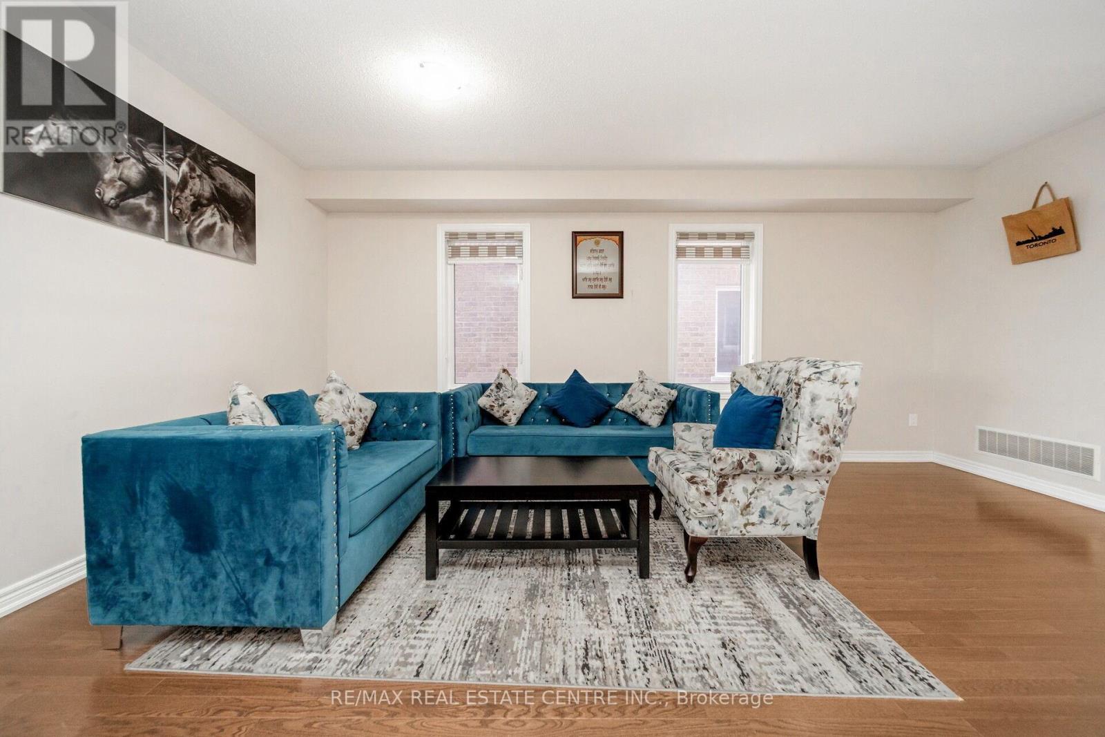 247 Bonnieglen Farm Boulevard, Caledon, Ontario  L7C 3Y4 - Photo 8 - W12159748