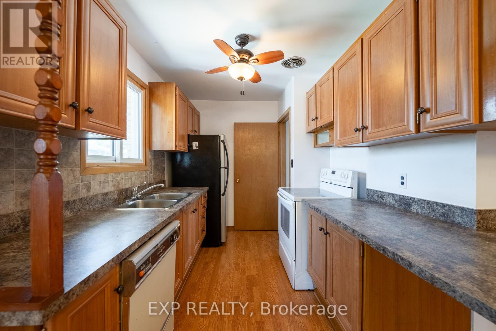 402 Kerman Avenue, Grimsby, Ontario  L3M 3X1 - Photo 12 - X12159869