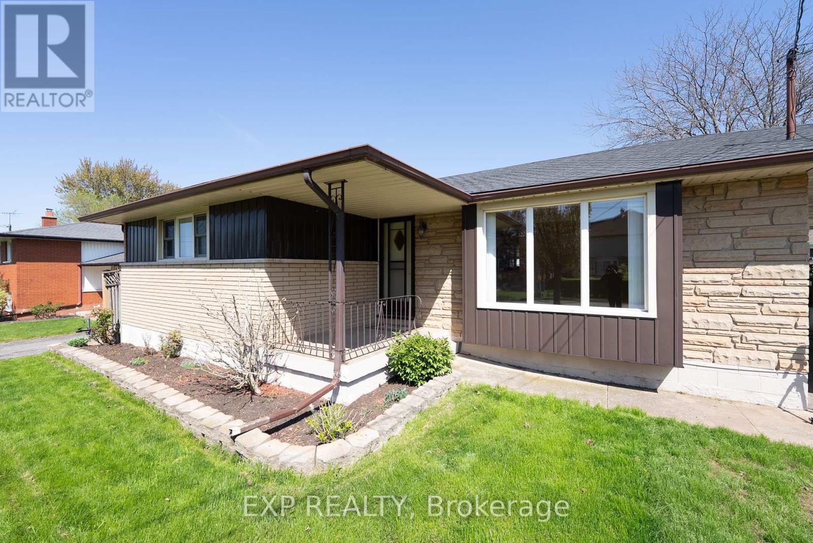 402 Kerman Avenue, Grimsby, Ontario  L3M 3X1 - Photo 2 - X12159869