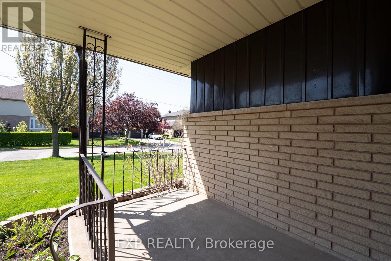 402 Kerman Avenue, Grimsby, Ontario  L3M 3X1 - Photo 4 - X12159869
