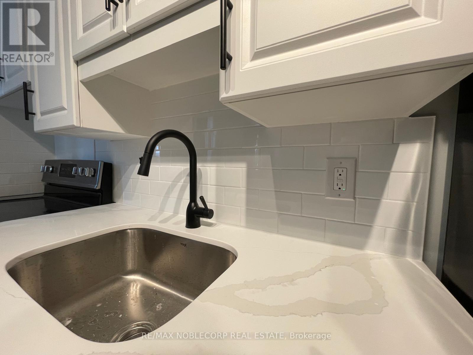 2 - 5 Applewood Avenue, Hamilton, Ontario  L8G 3S4 - Photo 7 - X12159552