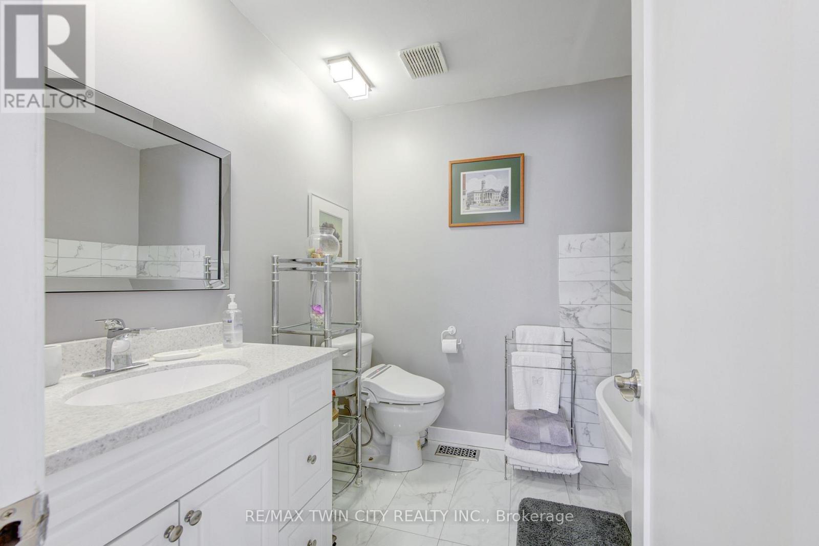 186 Shuh Avenue, Kitchener, Ontario  N2A 1H6 - Photo 24 - X12159681