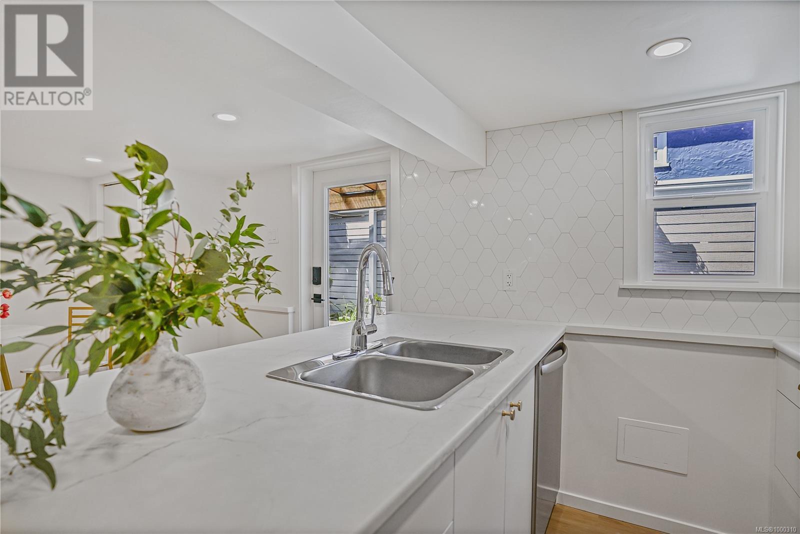 1561 North Dairy Rd, Victoria, British Columbia  V8T 3T9 - Photo 34 - 1000310