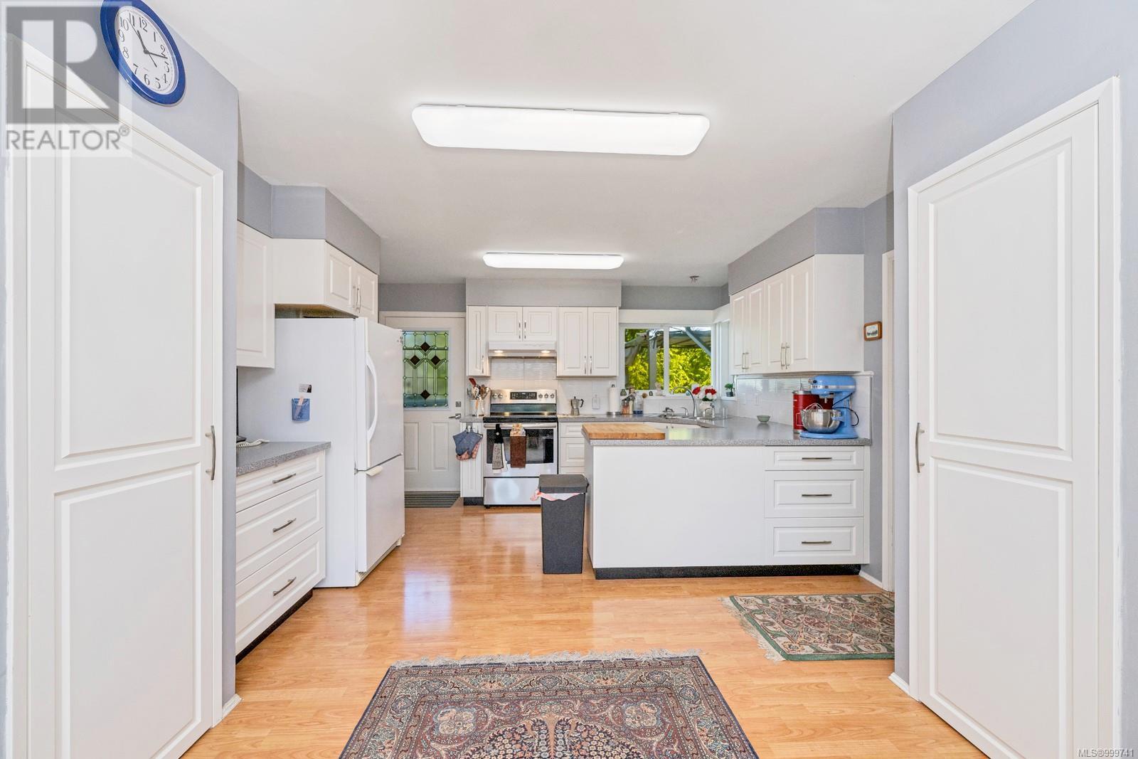 Property at 6327 Lansdowne Pl image 5