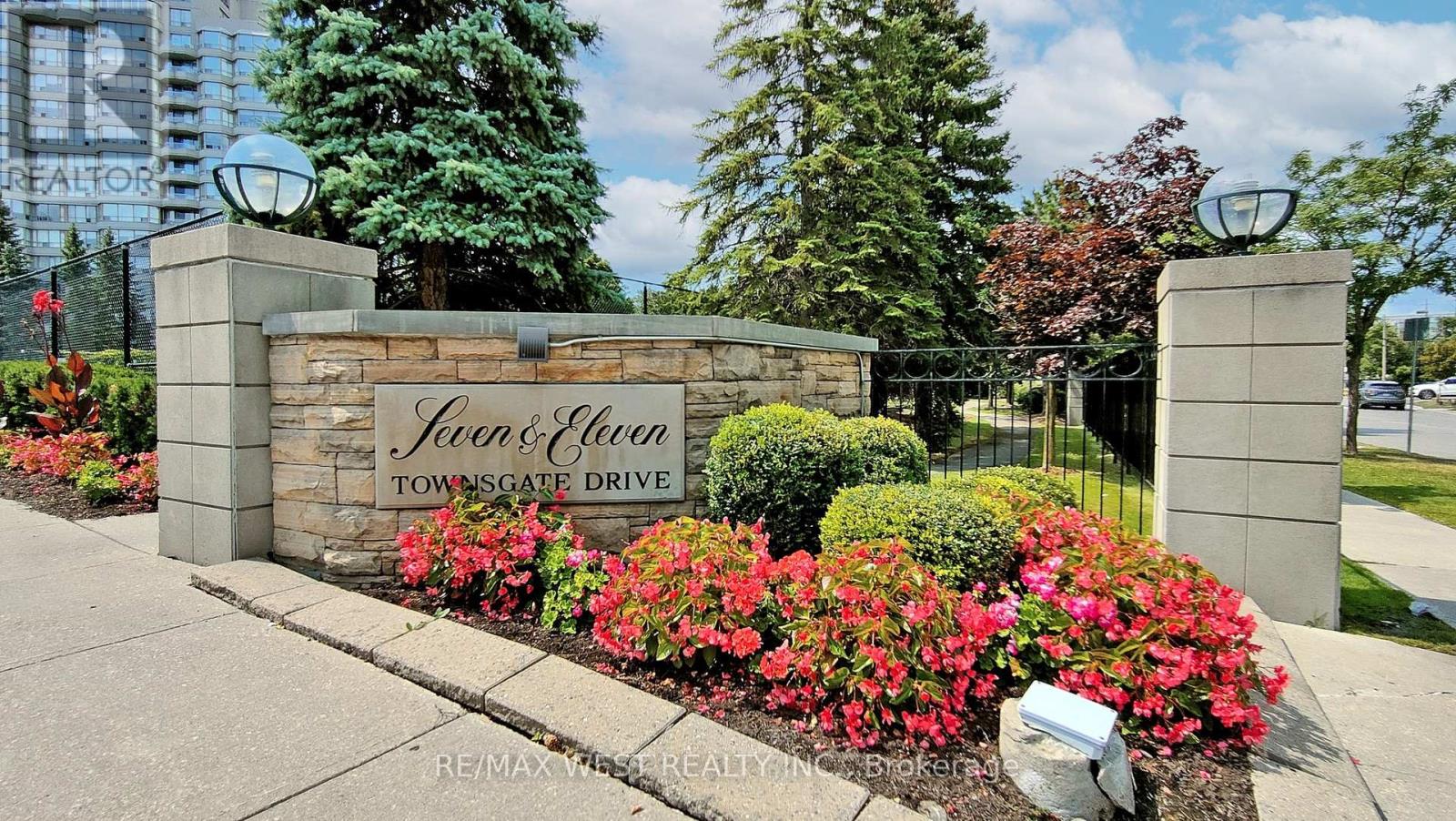 1408 - 7 Townsgate Drive, Vaughan (Crestwood-Springfarm-Yorkhill), Ontario  L4J 7Z9 - Photo 2 - N12159825