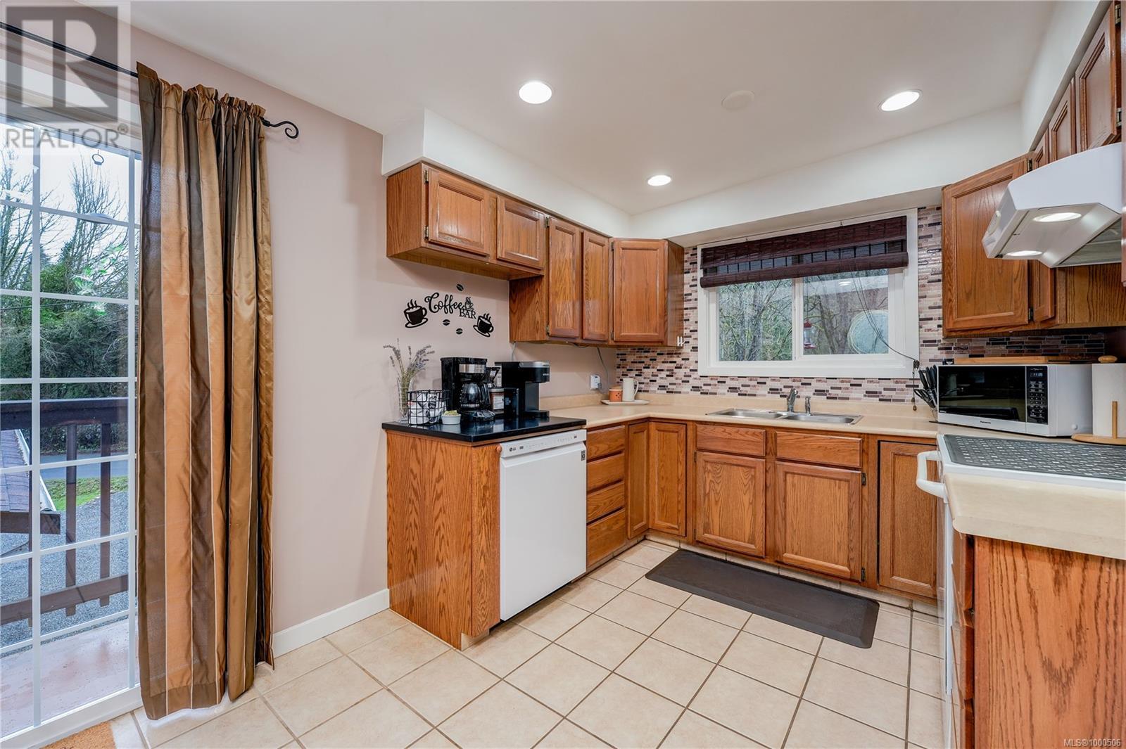 Property at 5787 Woodlands Rd image 5