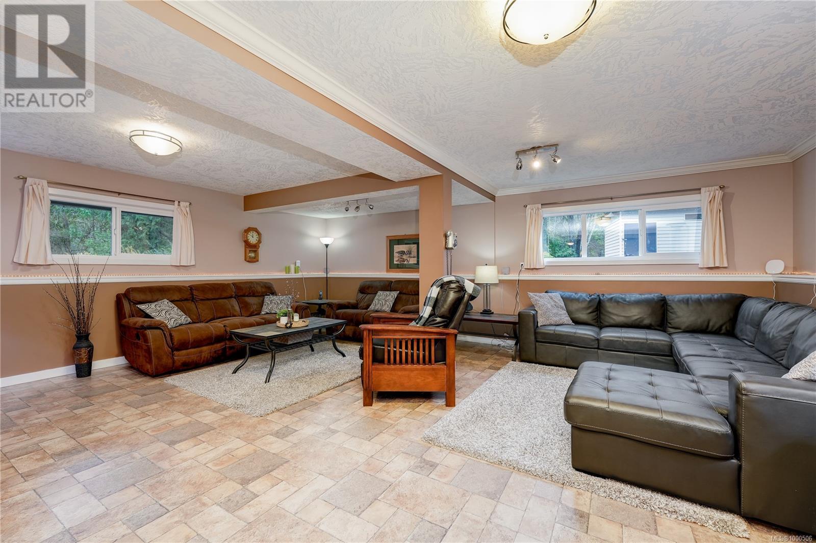 Property at 5787 Woodlands Rd image 3