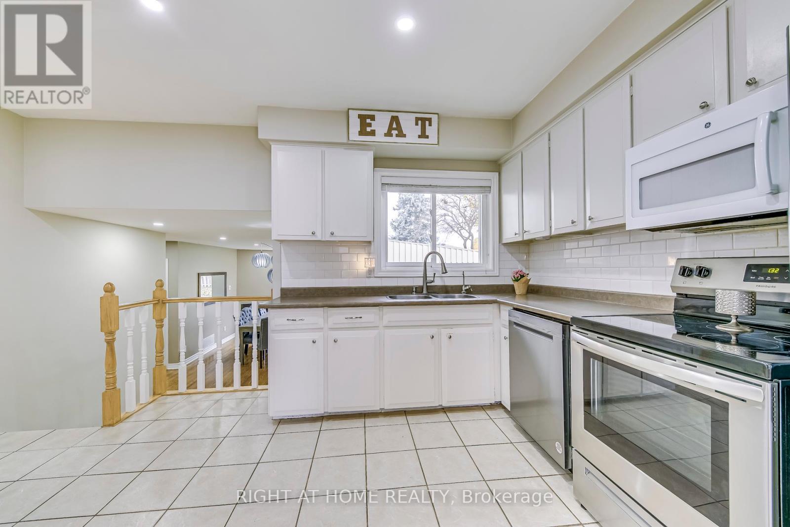 16 Dawson Crescent, Halton Hills, Ontario  L7G 1H5 - Photo 10 - W12159820