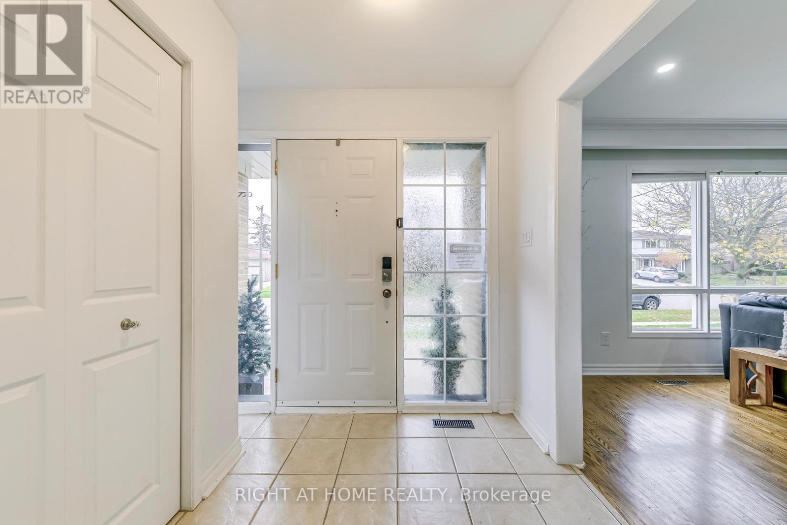 16 Dawson Crescent, Halton Hills, Ontario  L7G 1H5 - Photo 3 - W12159820