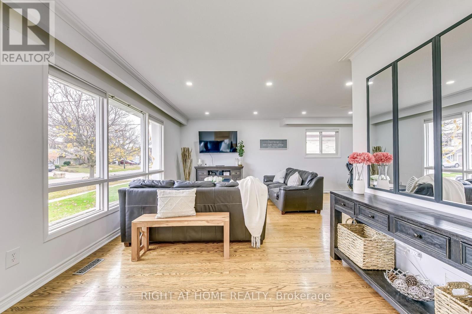 16 Dawson Crescent, Halton Hills, Ontario  L7G 1H5 - Photo 5 - W12159820