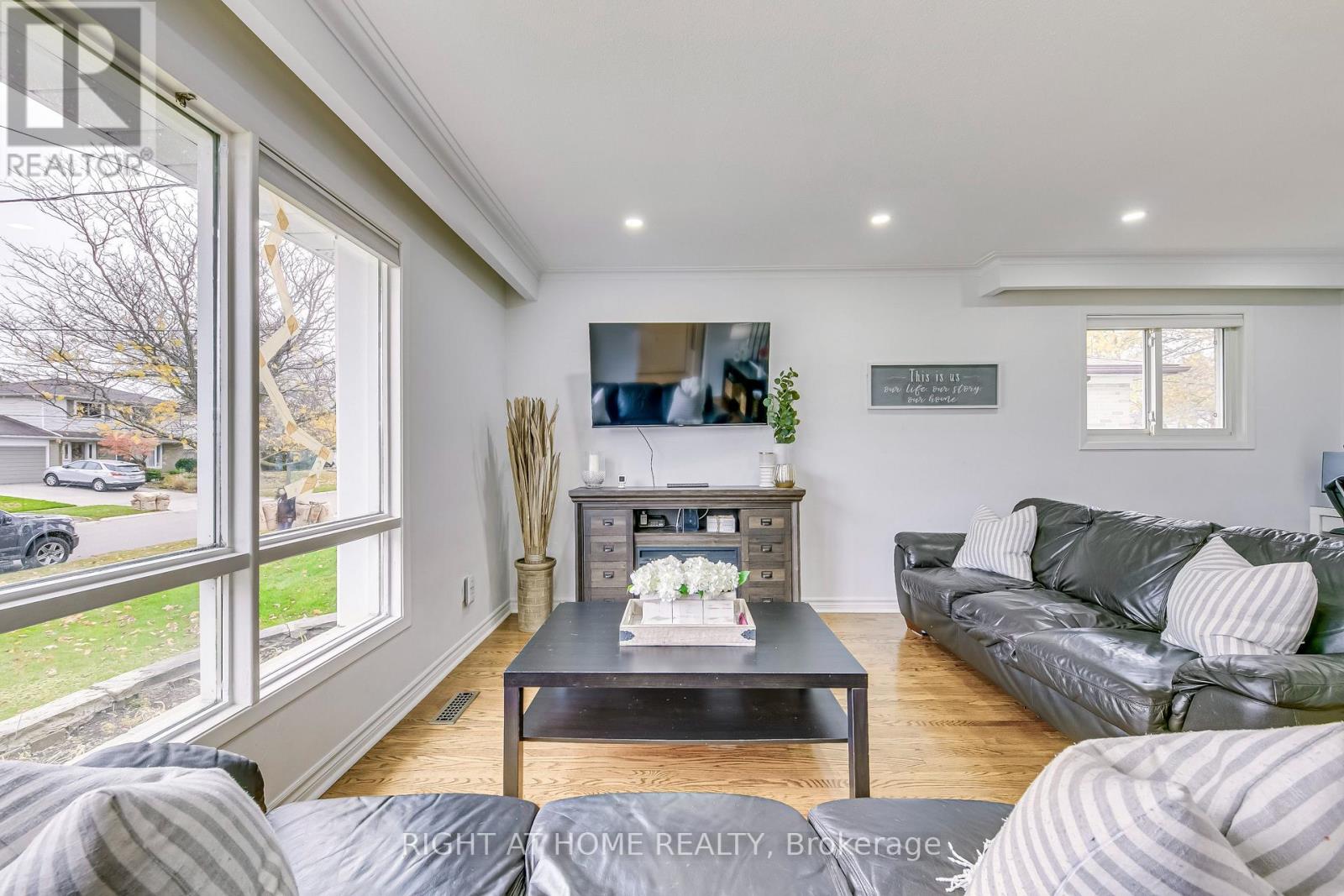 16 Dawson Crescent, Halton Hills, Ontario  L7G 1H5 - Photo 6 - W12159820
