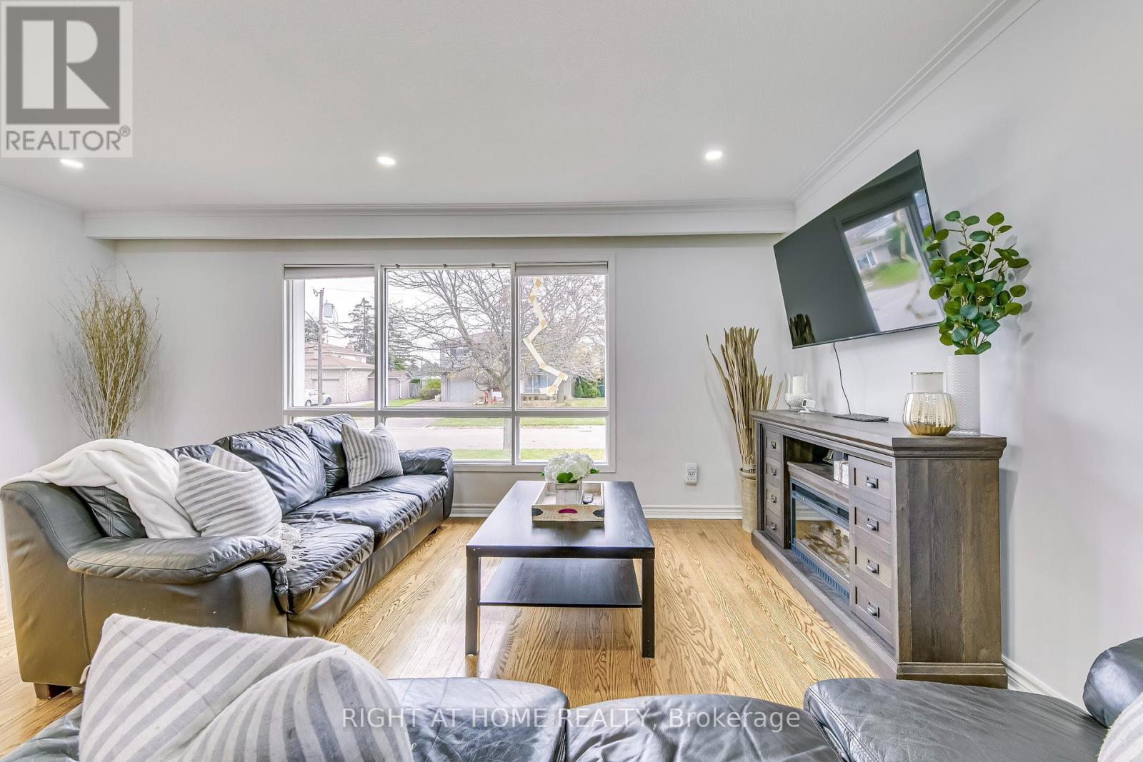 16 Dawson Crescent, Halton Hills, Ontario  L7G 1H5 - Photo 7 - W12159820