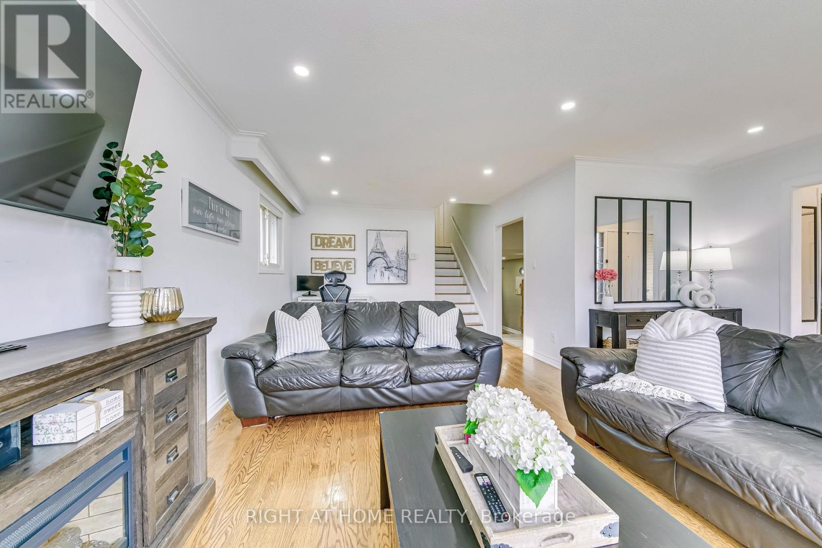 16 Dawson Crescent, Halton Hills, Ontario  L7G 1H5 - Photo 8 - W12159820