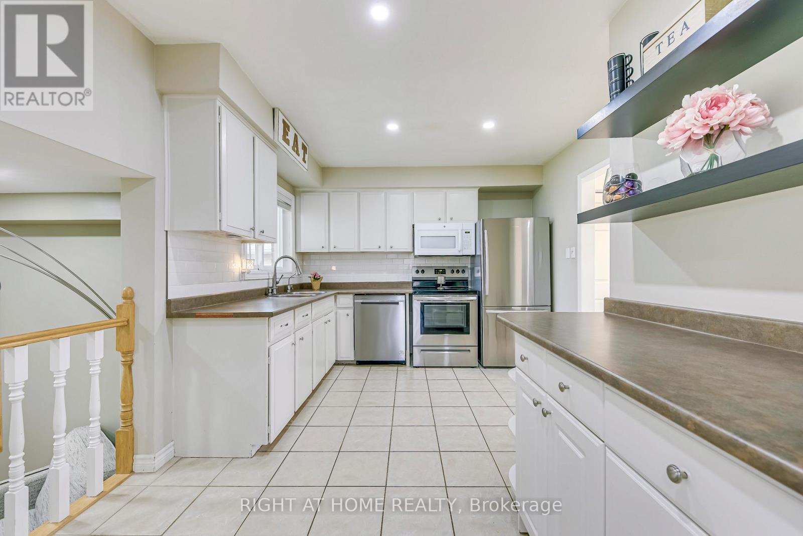 16 Dawson Crescent, Halton Hills, Ontario  L7G 1H5 - Photo 9 - W12159820