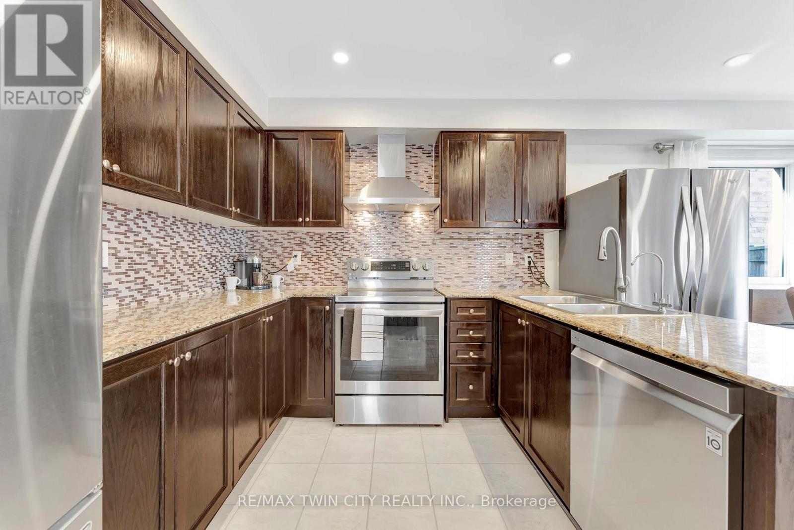 241 Thomas Avenue, Brantford, Ontario  N3S 0E1 - Photo 11 - X12159845