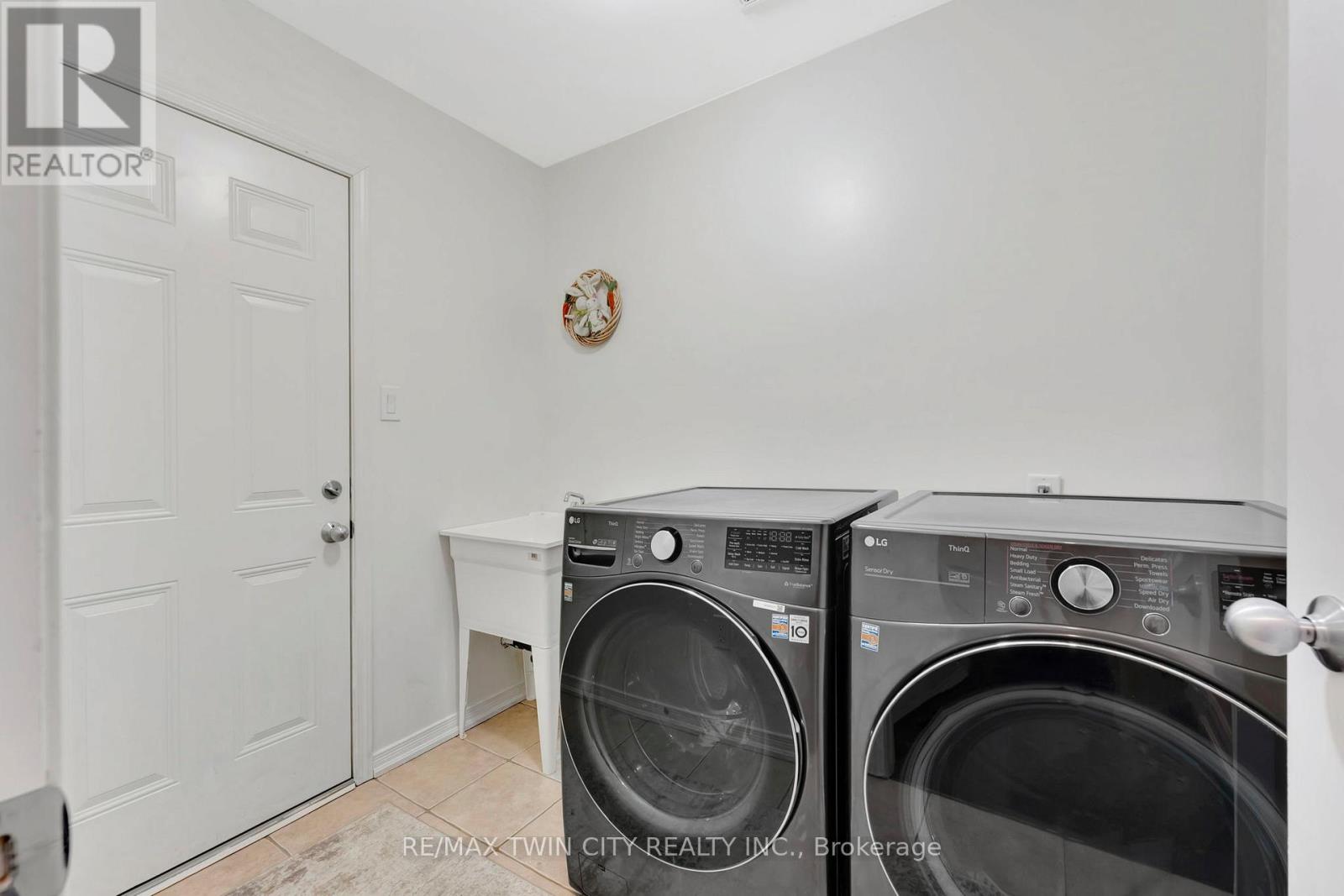 241 Thomas Avenue, Brantford, Ontario  N3S 0E1 - Photo 22 - X12159845