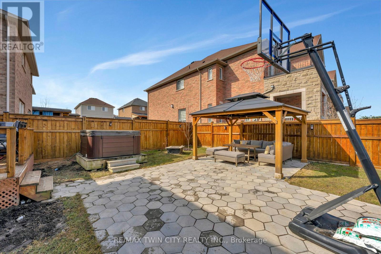 241 Thomas Avenue, Brantford, Ontario  N3S 0E1 - Photo 30 - X12159845