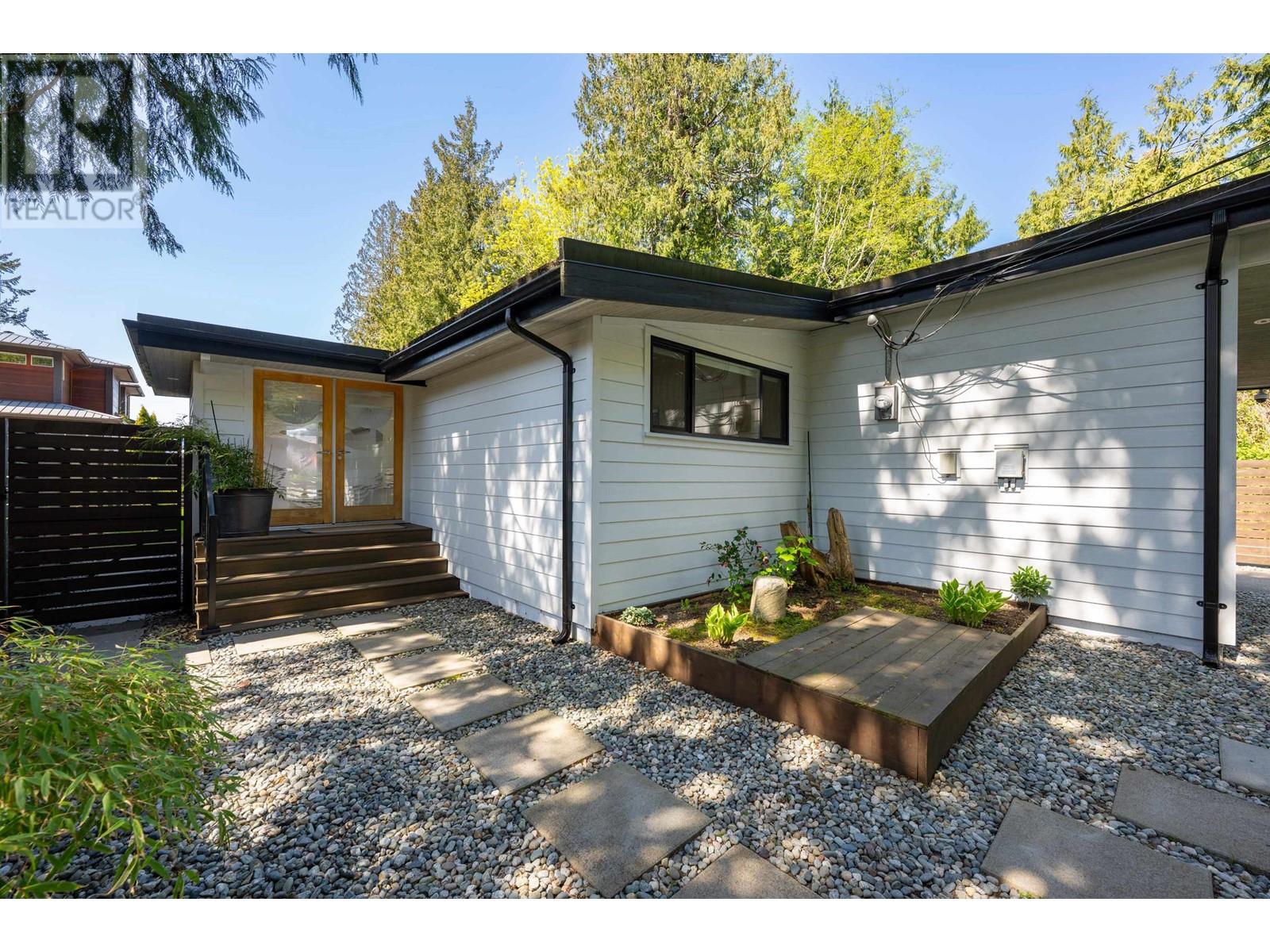 27 Brunswick Beach Road, Lions Bay, British Columbia  V0N 2E0 - Photo 3 - R3004567