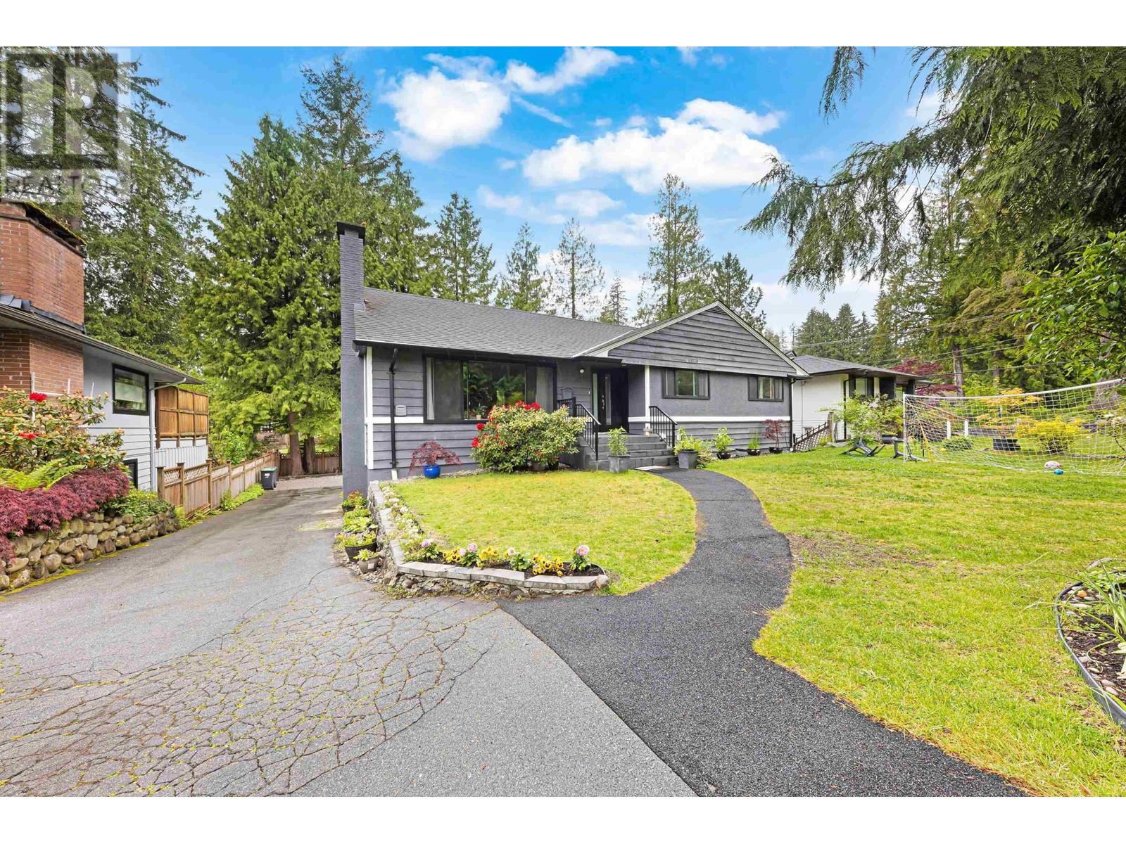 4477 Primrose Lane, North Vancouver, British Columbia  V7R 4H1 - Photo 2 - R3004515