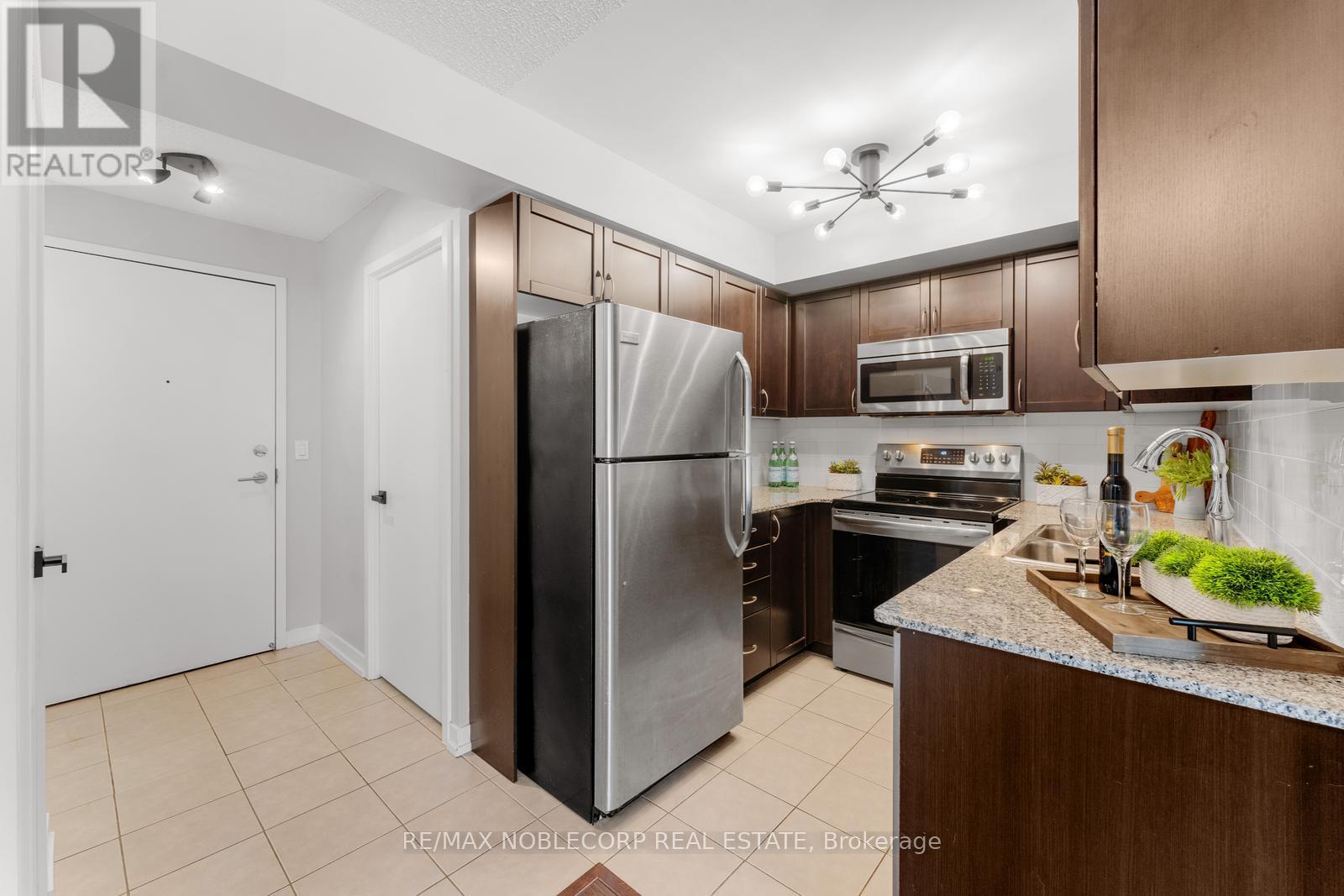 113 - 812 Lansdowne Avenue, Toronto, Ontario  M6H 4K5 - Photo 8 - W12038758
