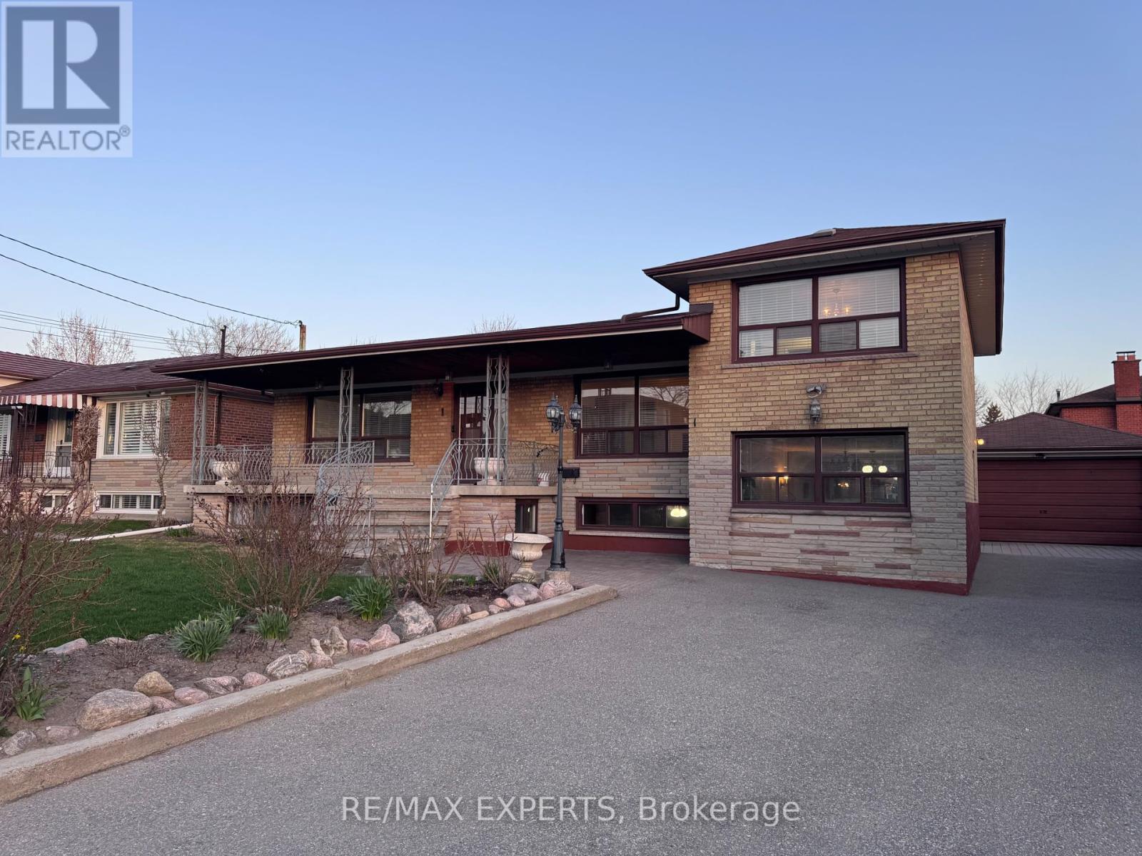 <div class="slider-price">$1,490,000</div><p>1 Creston Road, Toronto, Ontario</p>