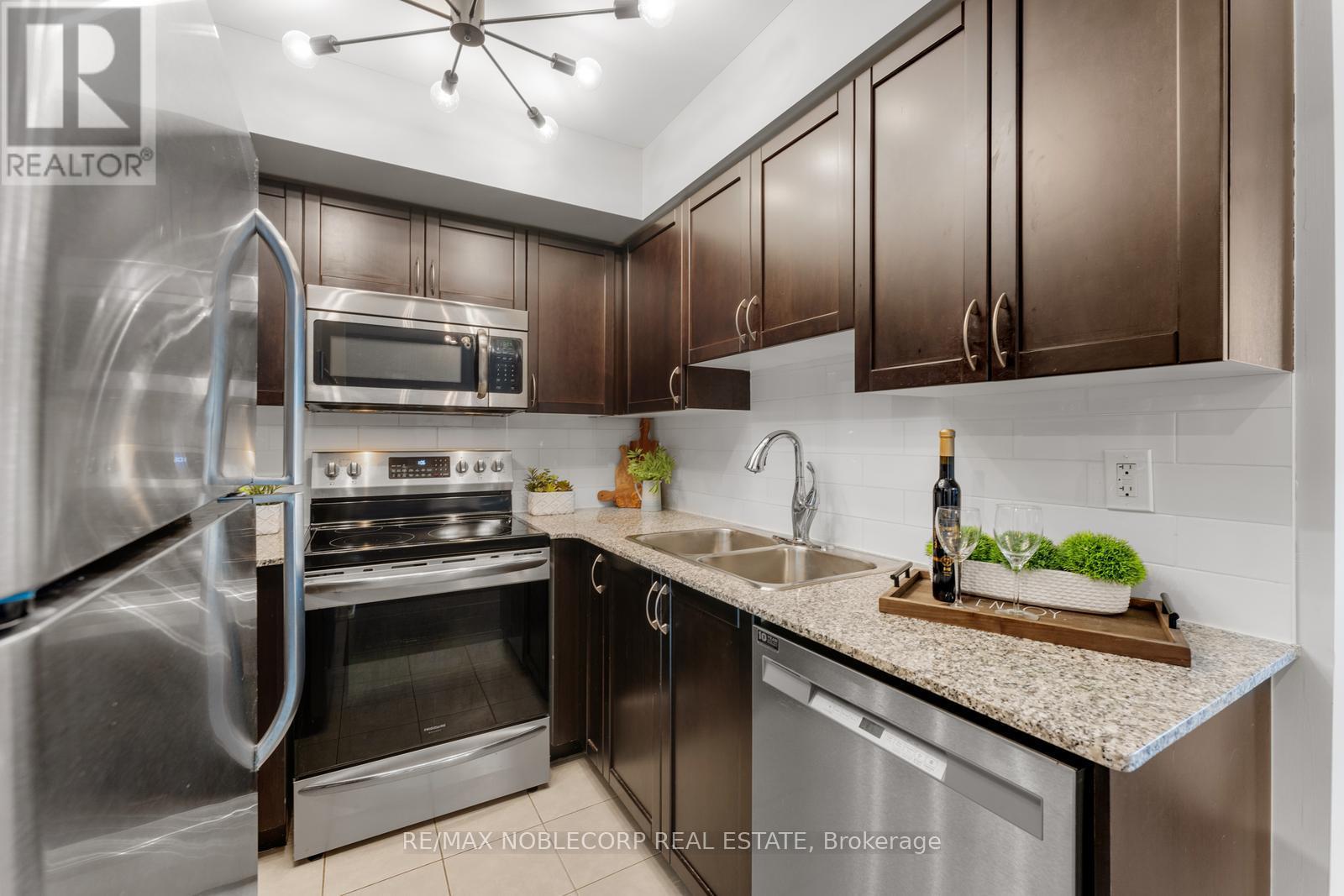 113 - 812 Lansdowne Avenue, Toronto, Ontario  M6H 4K5 - Photo 10 - W12038758