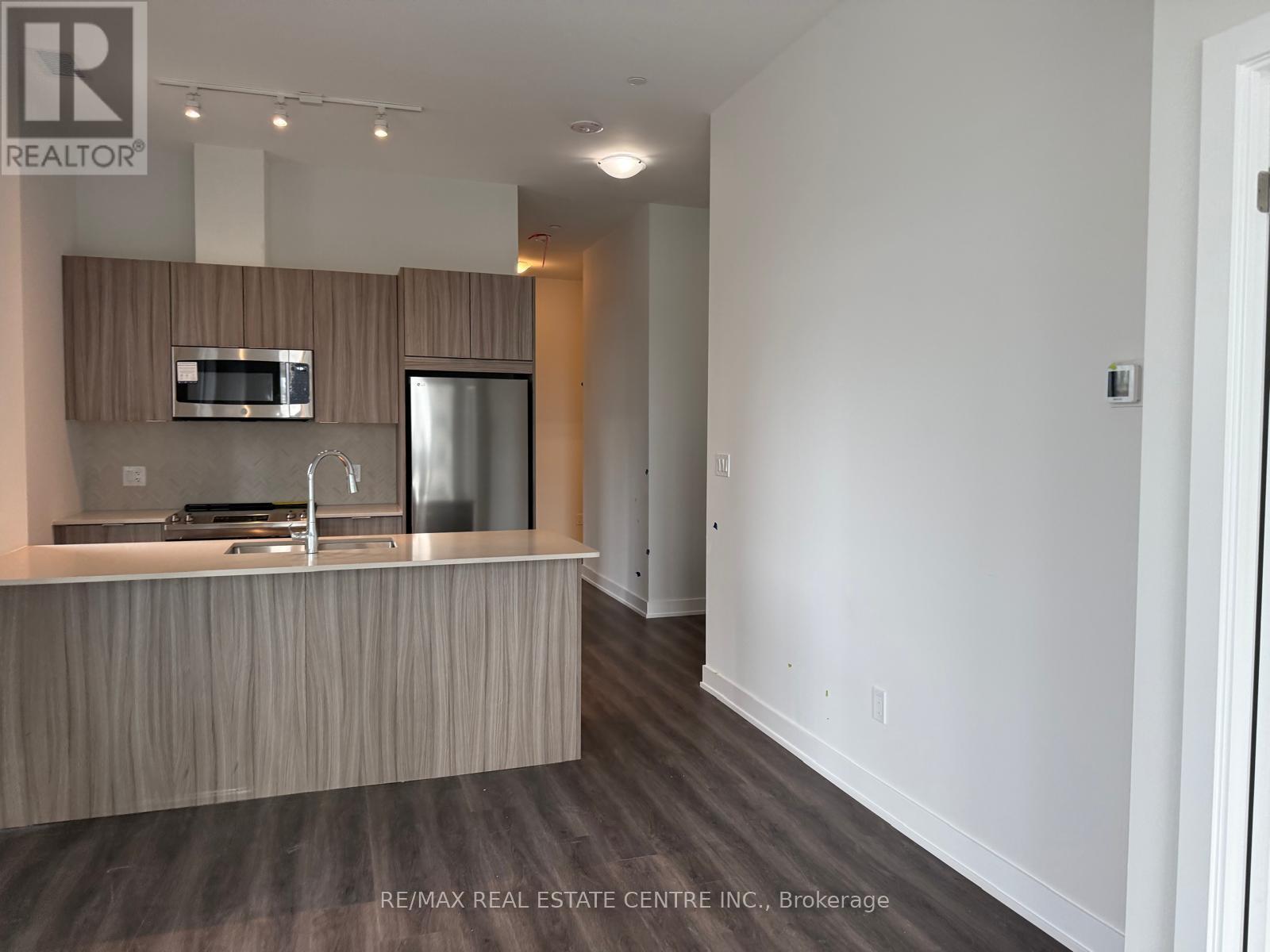 519 - 430 Square One Drive, Mississauga, Ontario  L5B 0L6 - Photo 8 - W12155418