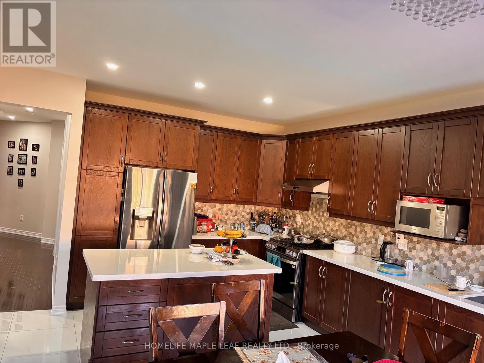 7 Lyndbrook Crescent, Brampton, Ontario  L6P 2P1 - Photo 4 - W12156330