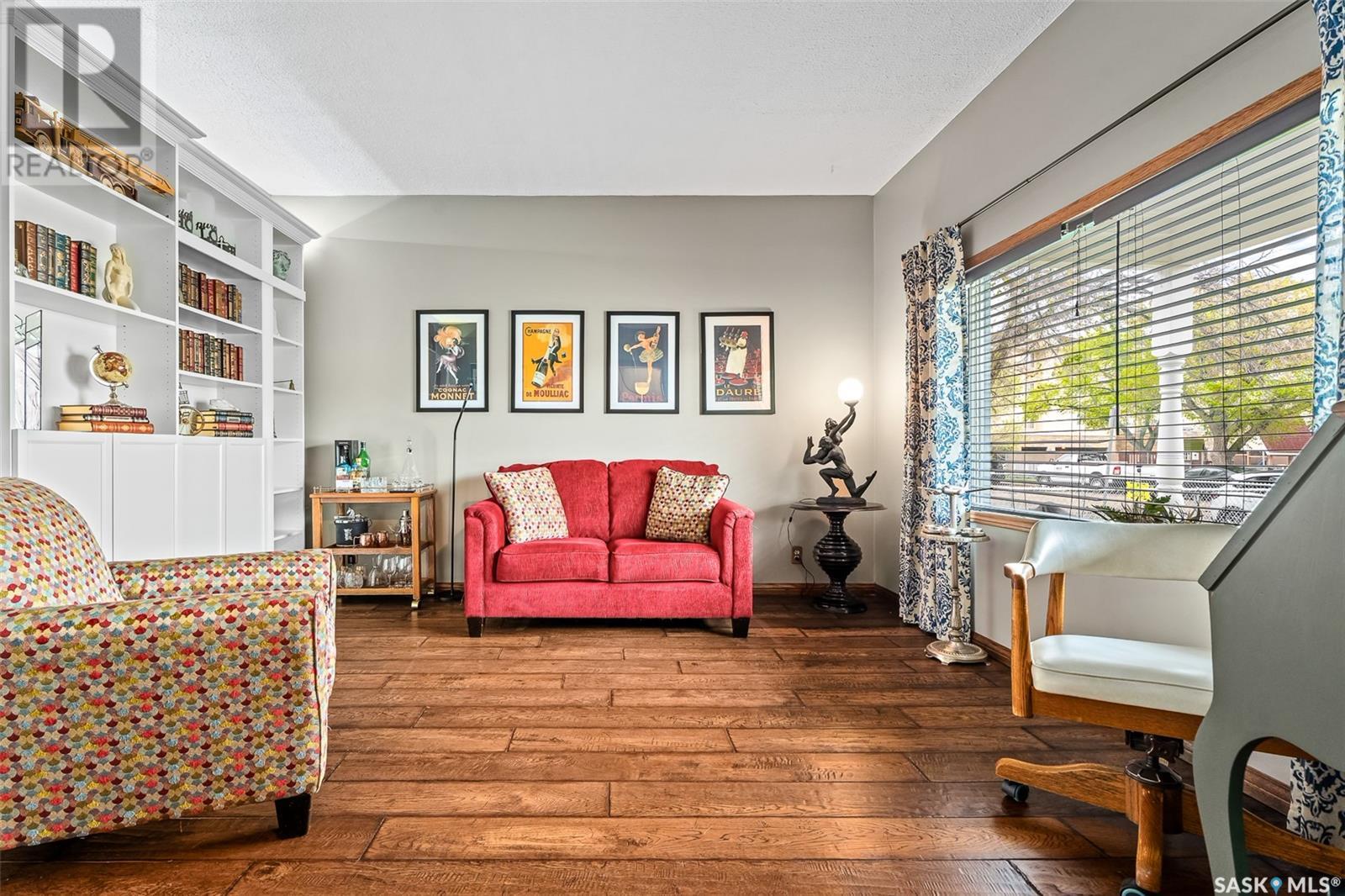 Property at 327 Ominica STREET W image 3