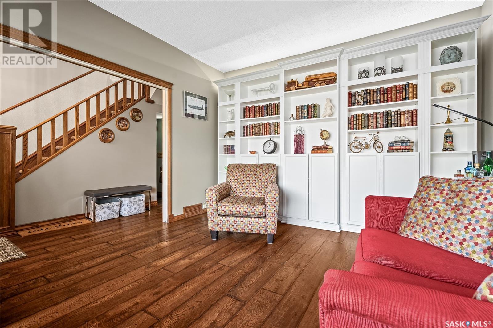 Property at 327 Ominica STREET W image 4